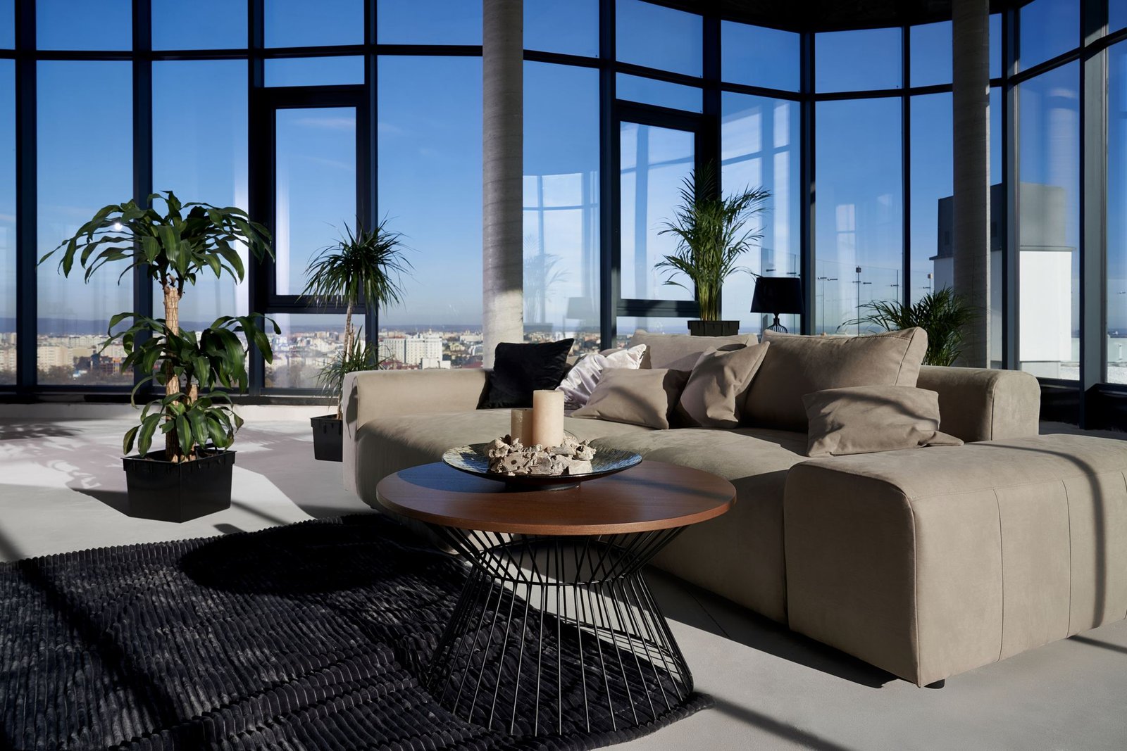 Sala de estar alto padrão com vista da cidade